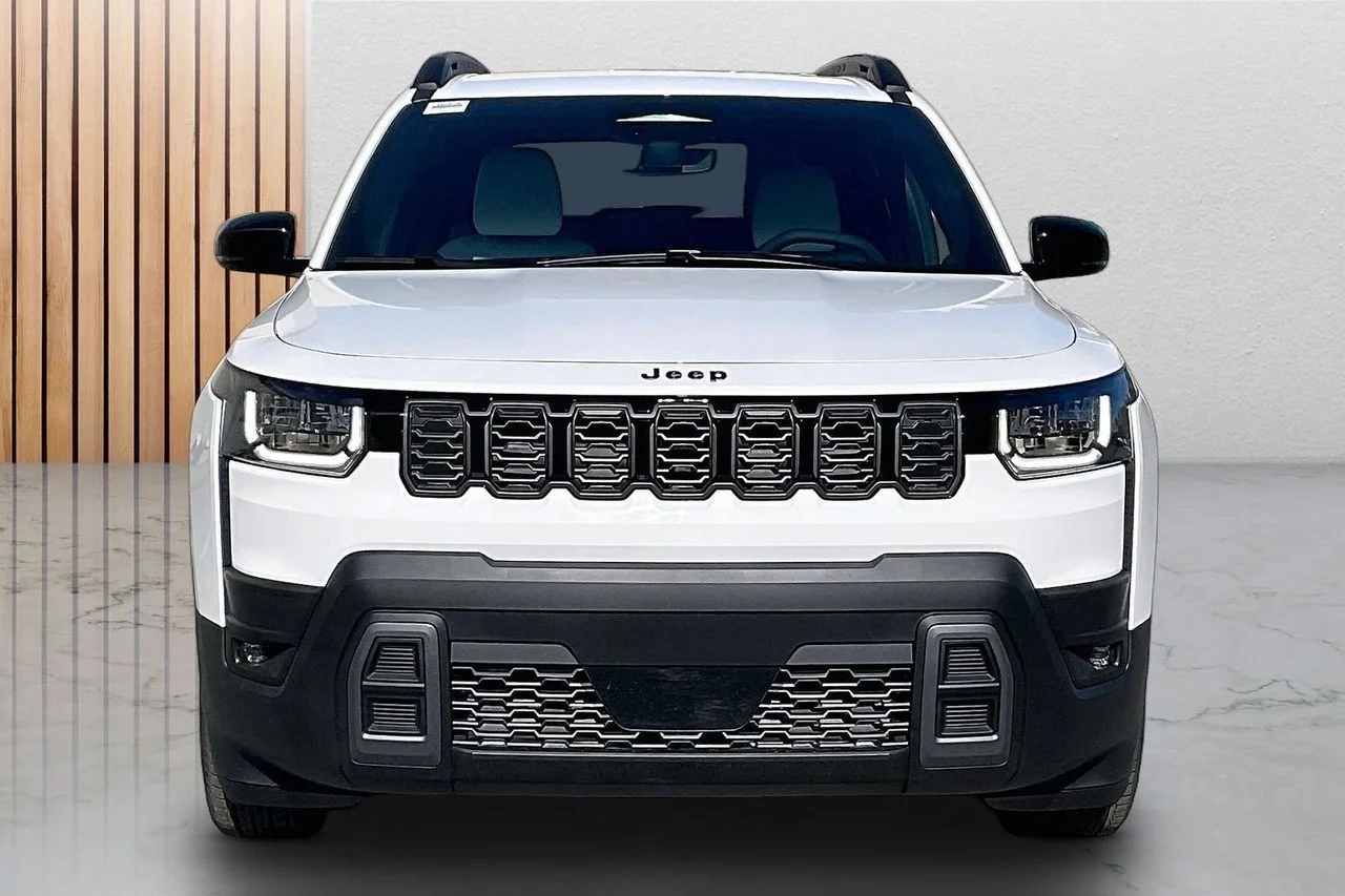 New 2026 Bright White Clear-Coat Exterior Paint Jeep Limited image 3
