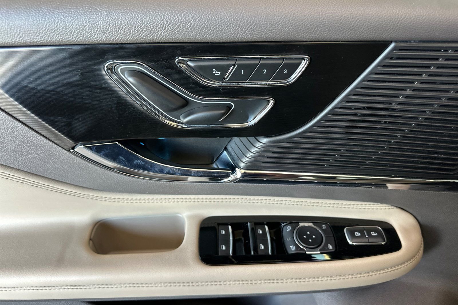 Used 2022 White Lincoln Standard image 10