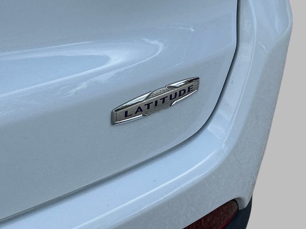 Used 2022 White Jeep Latitude image 13