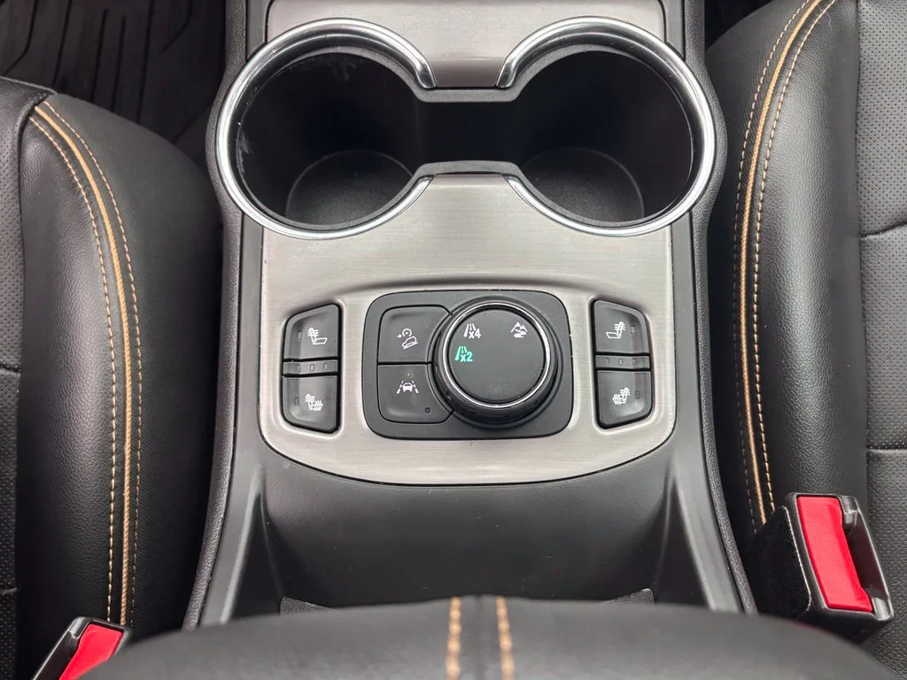 Used 2022 White GMC AT4 image 27