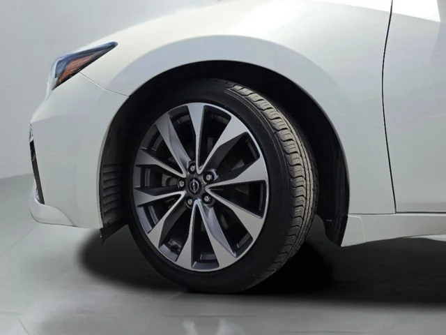 Used 2023 White Nissan Platinum image 51