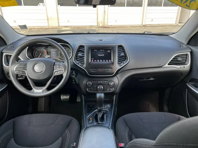 Used 2019 Diamond Black Crystal Pearlcoat Jeep Latitude image 11