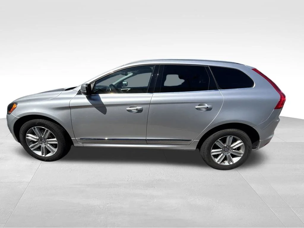 Used 2017 Silver Volvo T5 Inscription image 2
