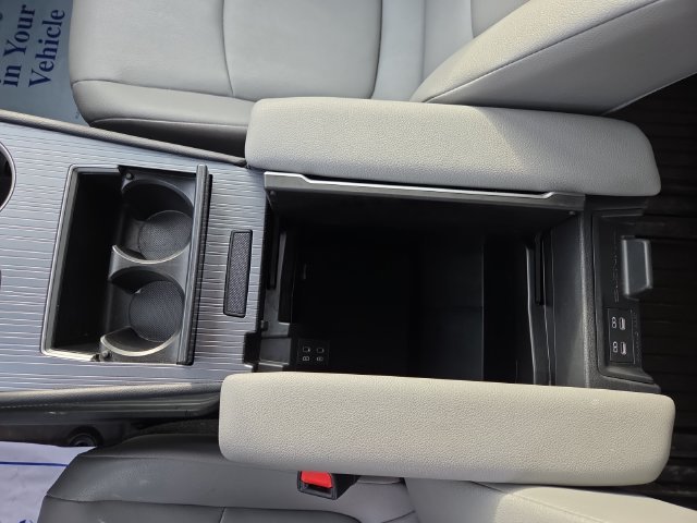 Used 2025  Toyota XLE image 28