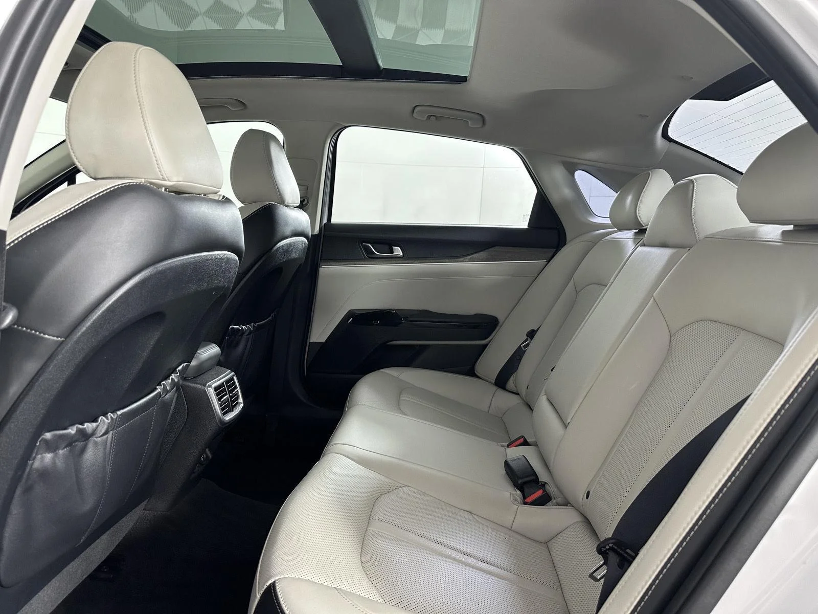 Used 2021 Glacial White Pearl Kia  image 32