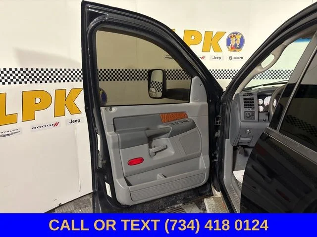Used 2006 Brilliant Black Crystal Pearl Dodge SLT image 9