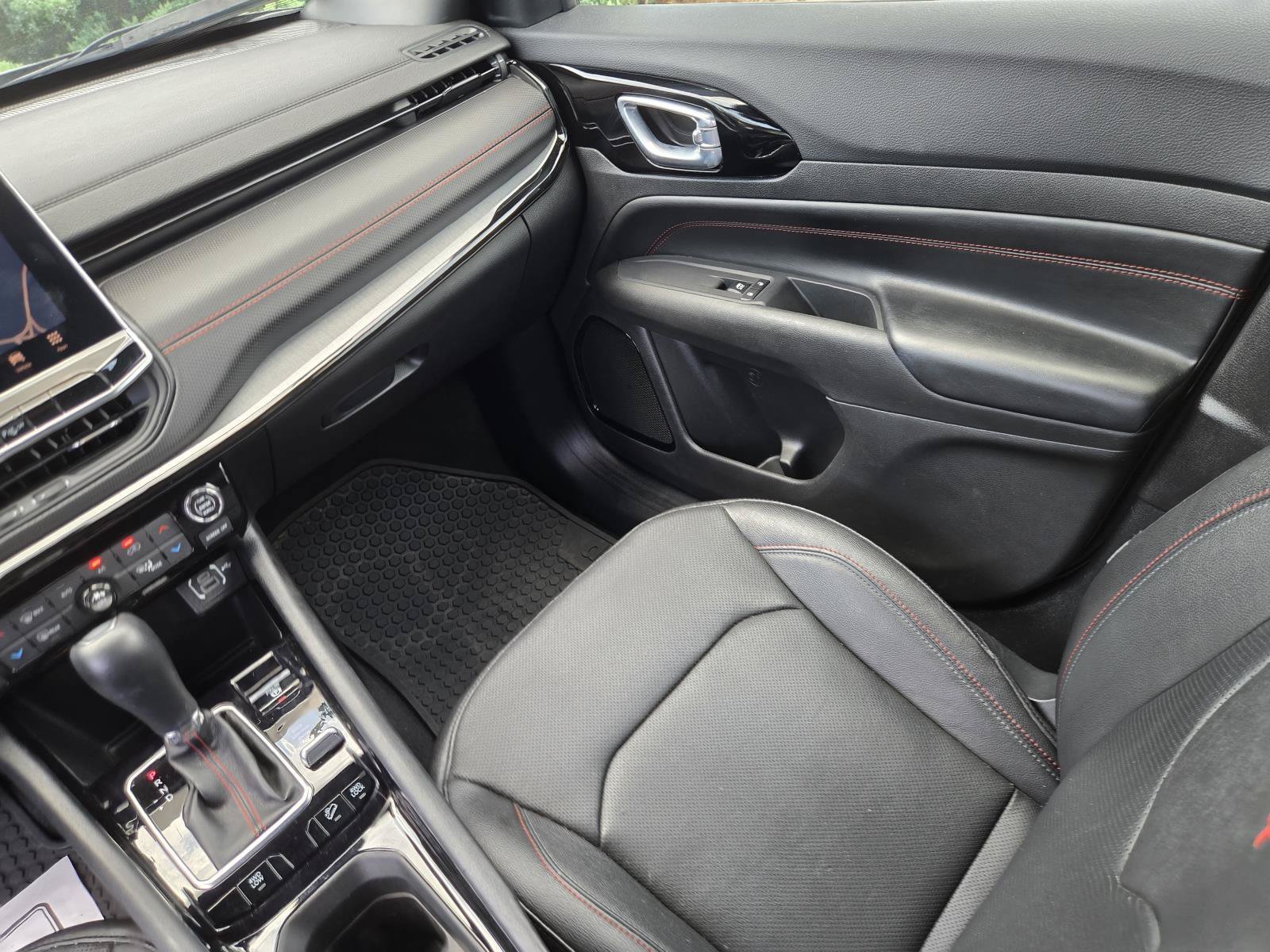 Used 2025 Diamond Black Crystal Pearlcoat Jeep Trailhawk image 13