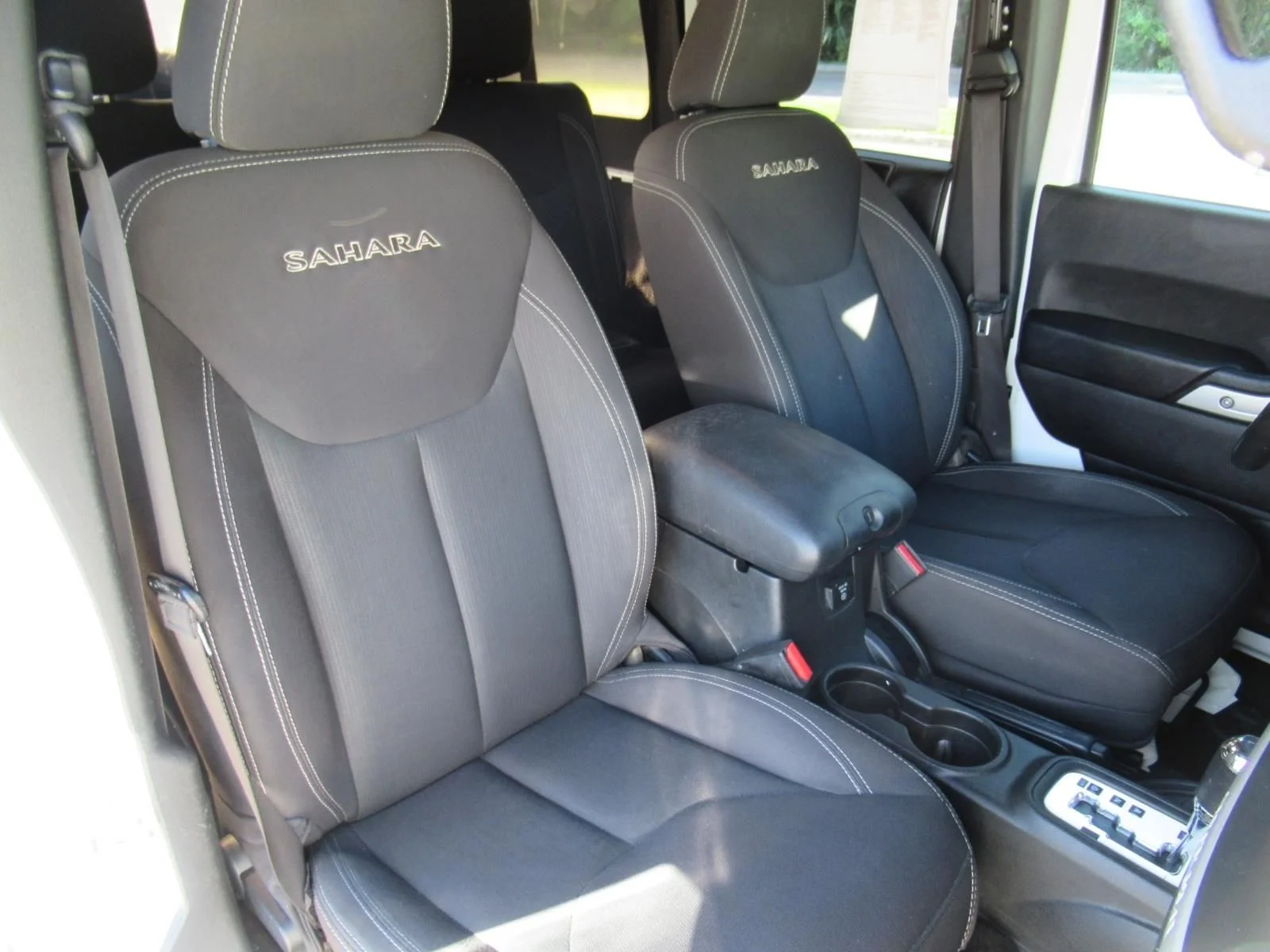 Used 2017 White Jeep Unlimited Sahara image 9