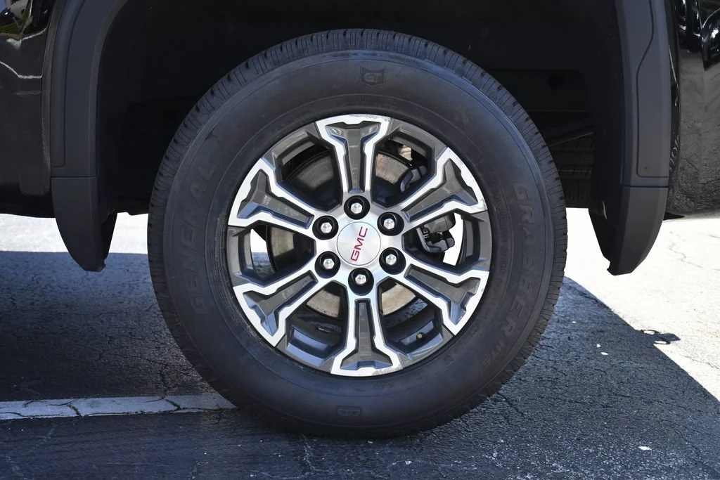 Used 2025 Onyx Black GMC SLT image 31