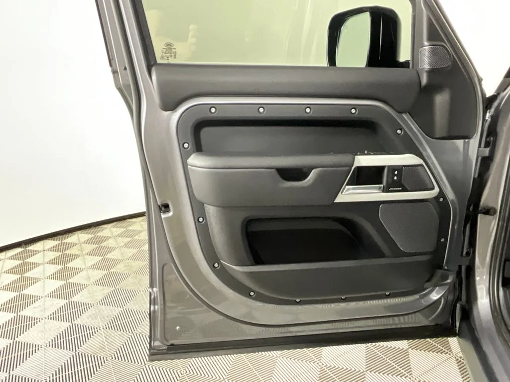 Used 2024 Gray Land Rover X-Dynamic SE image 18