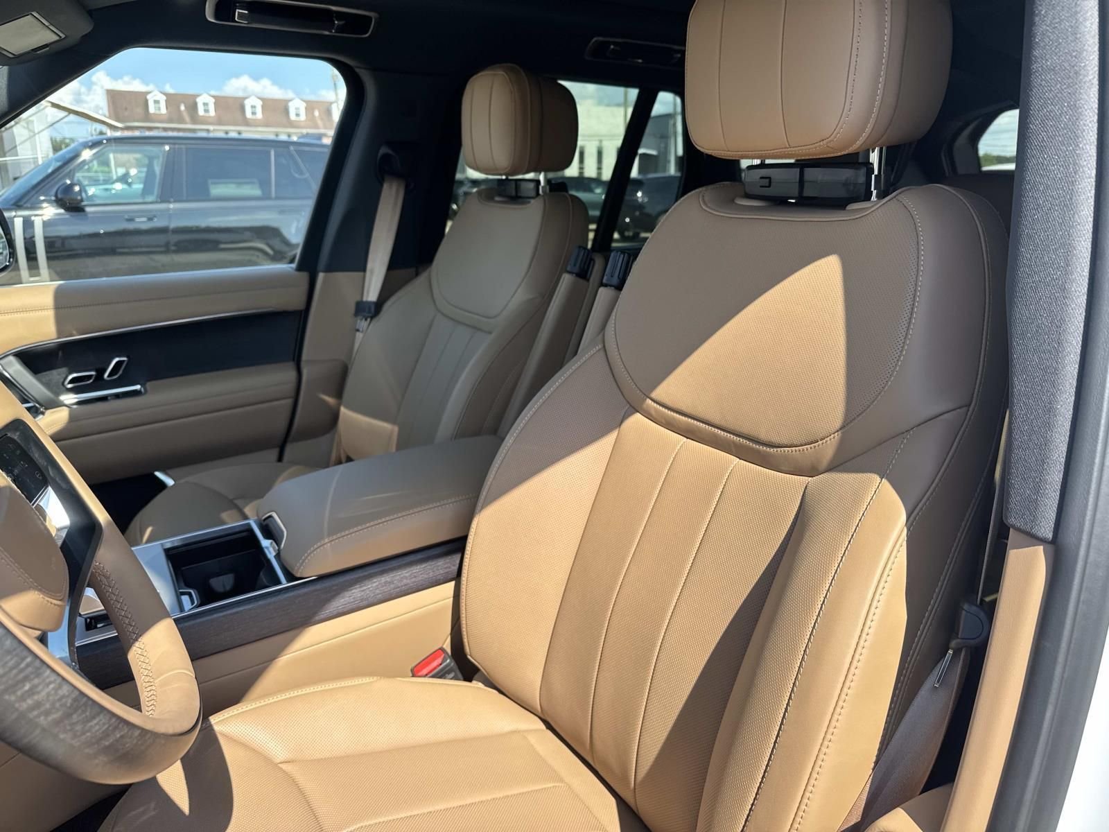 New 2026 Ostuni Pearl White Land Rover SE image 10