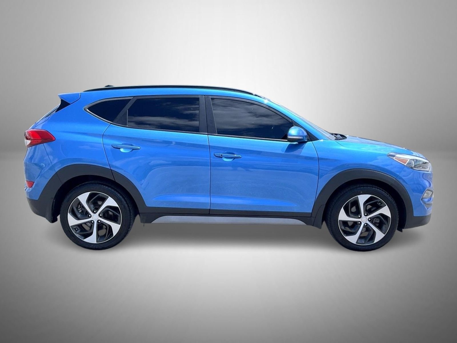 Used 2018 Blue Hyundai Value image 4