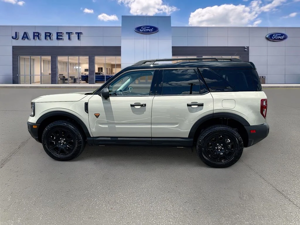 Used 2025 Beige Ford Badlands image 4