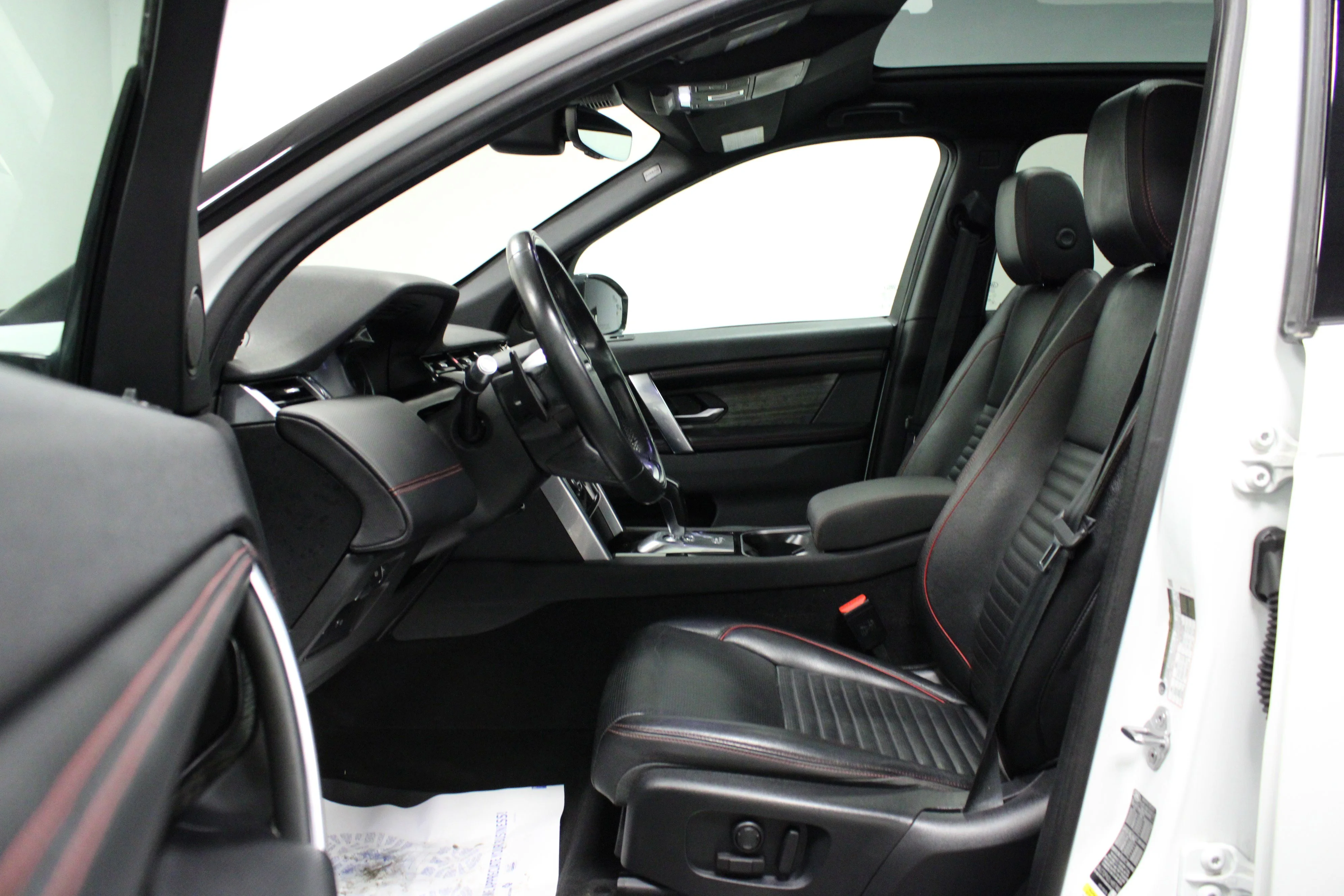 Used 2020 Fuji White Land Rover S R-Dynamic image 12