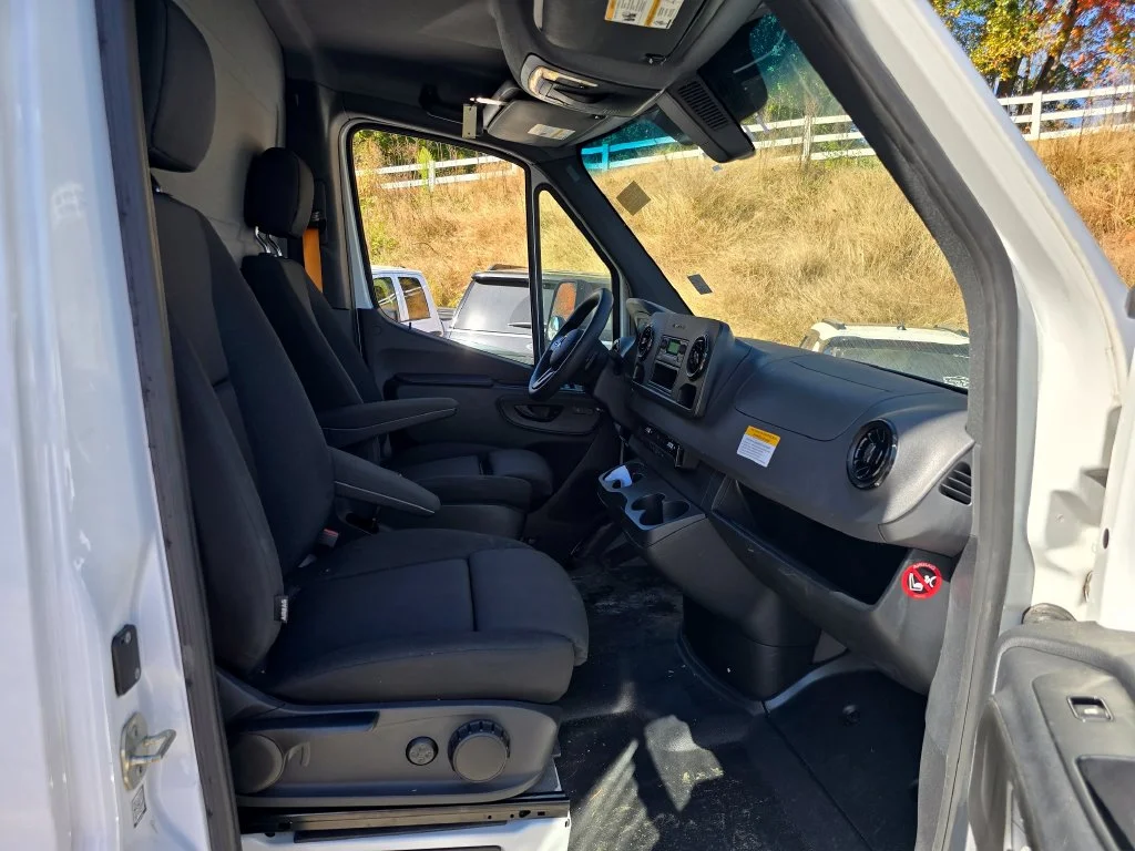 Used 2024  Mercedes-Benz Standard Roof image 8
