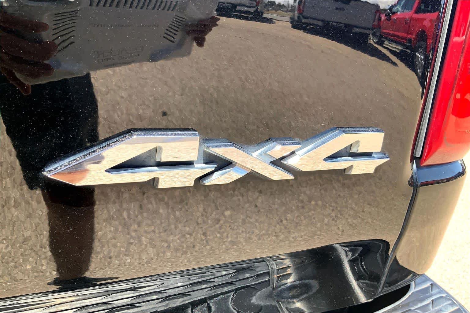 Used 2019 Diamond Black Crystal Pearlcoat Ram Laramie image 10