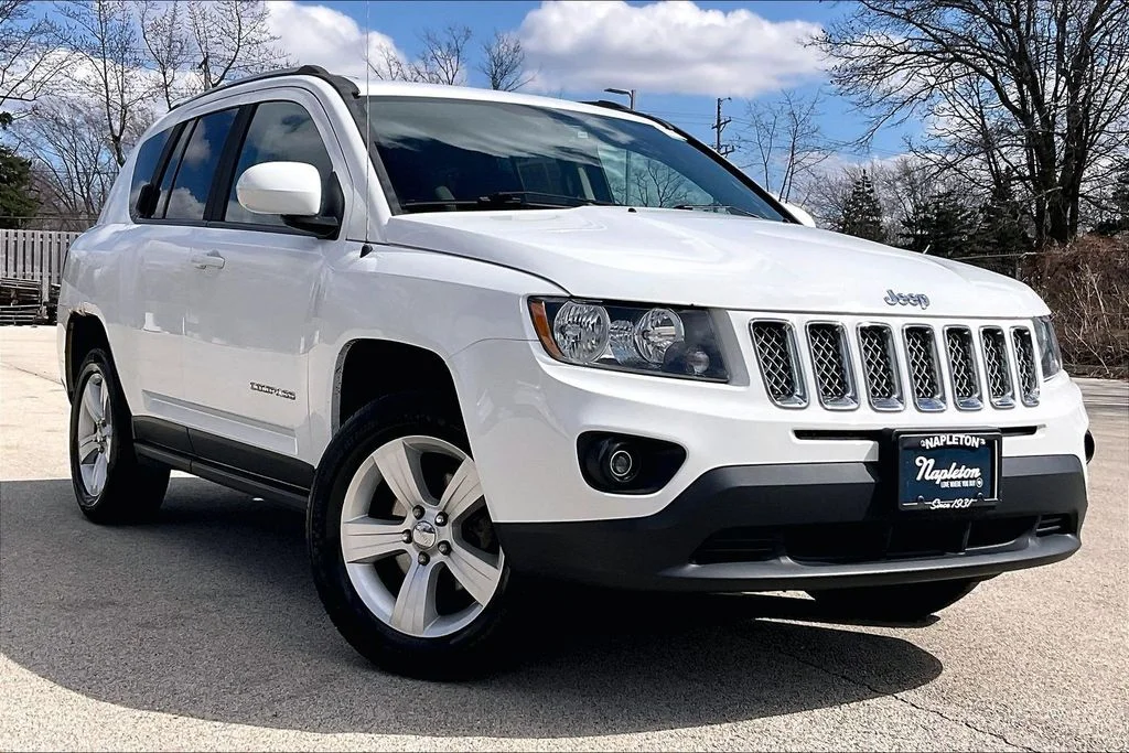 Used 2016 White Jeep Latitude image 30
