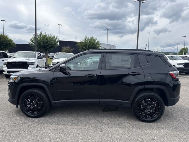 New 2026 Diamond Black Crystal Pearl-Coat Exterior Paint Jeep Latitude image 4