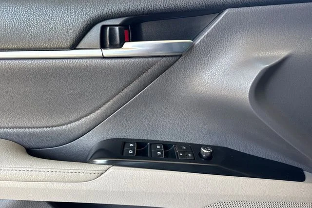 Used 2018 Brown Toyota XLE image 11