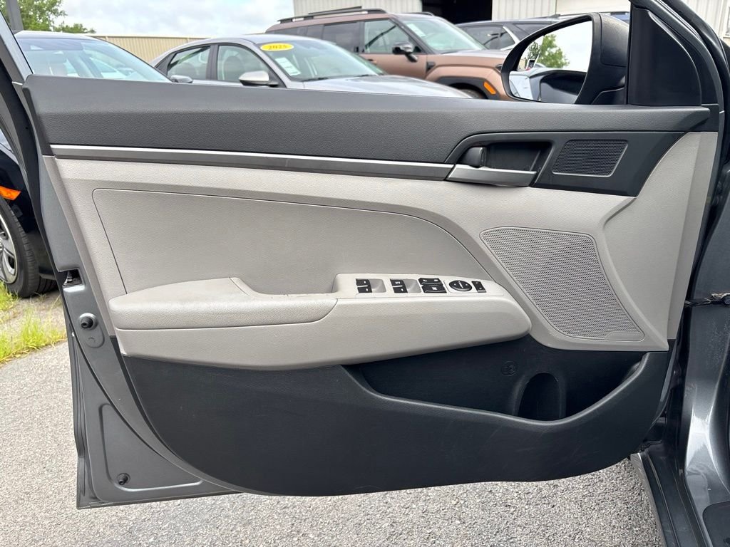 Used 2018 Gray Hyundai SE image 20