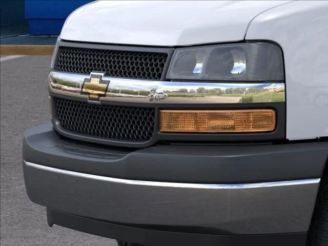 New 2025 Summit White Chevrolet 1WT image 13