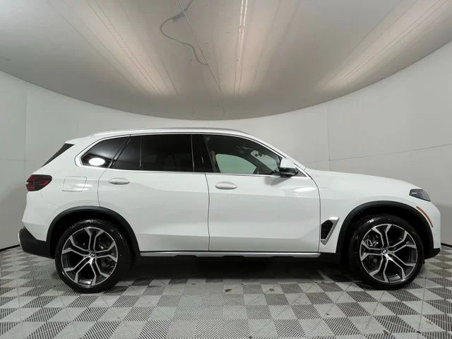 New 2026 Alpine White BMW xDrive40i image 8