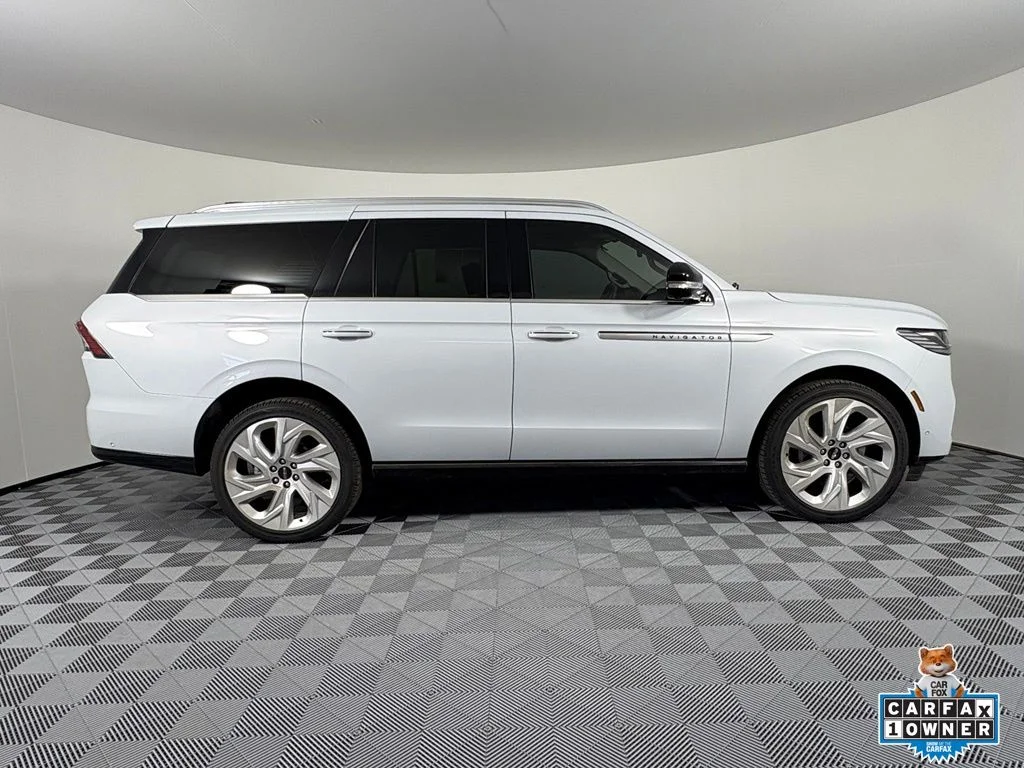 Used 2025 White Lincoln Reserve image 7