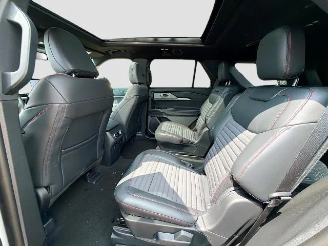 New 2026 Star White Metallic Tri-Coat Ford ST-Line image 9