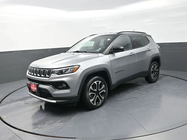 Used 2024  Jeep Limited image 3