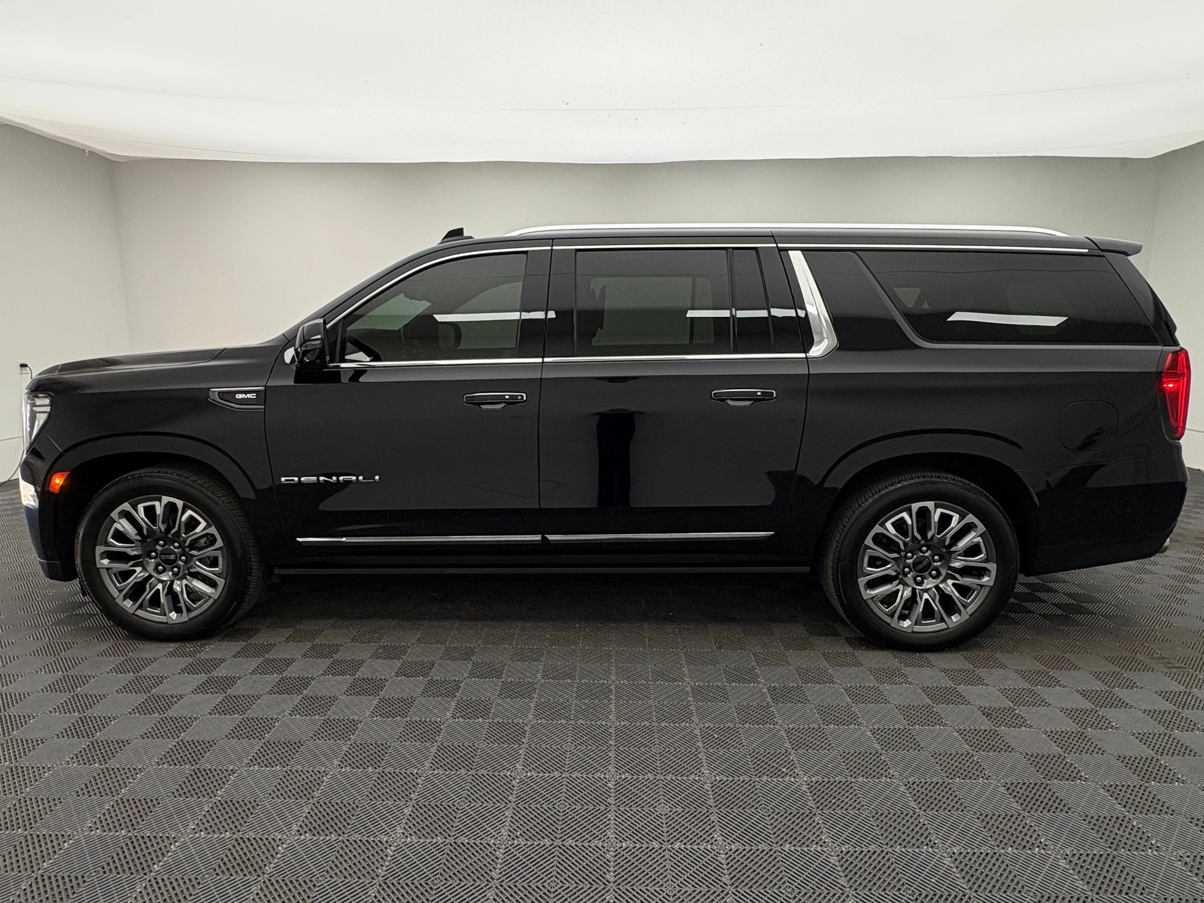 Used 2023 Onyx Black GMC Denali Ultimate image 16