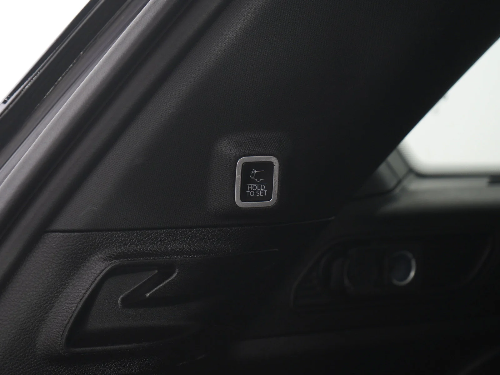 Used 2024 Diamond Black Crystal Pearlcoat Jeep Limited image 11