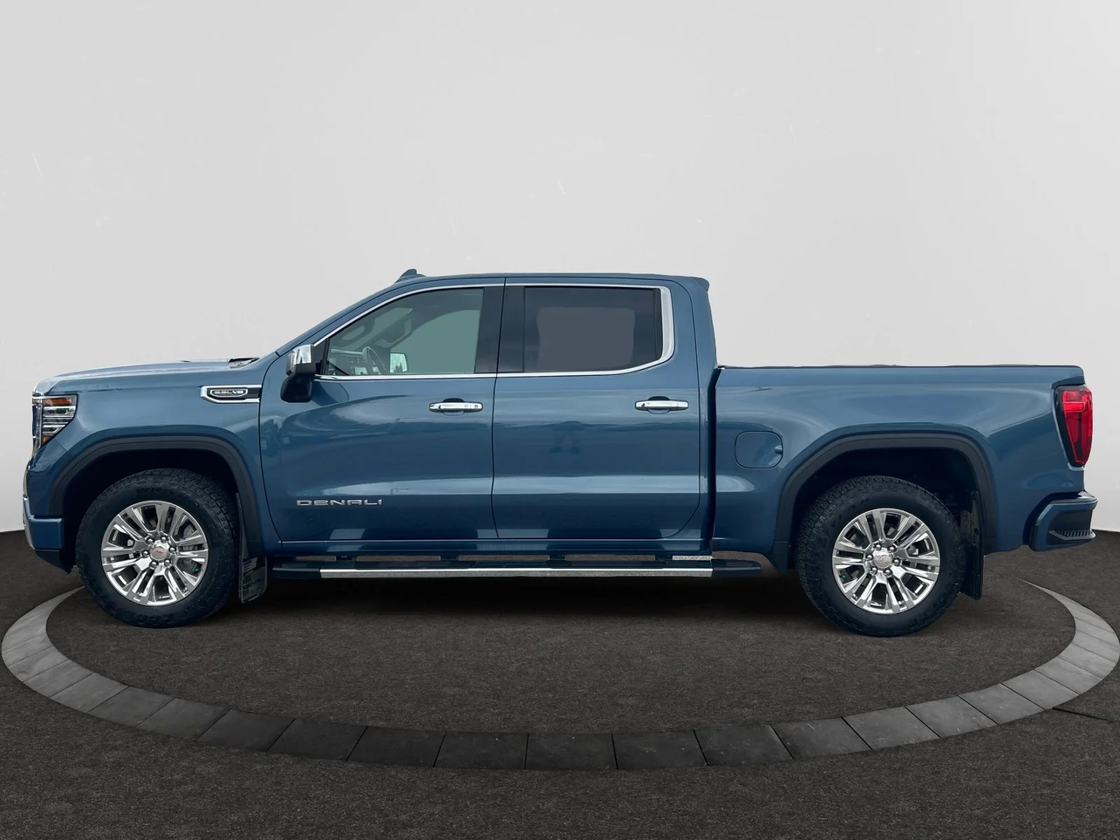 Used 2025 Blue GMC Denali Crew Cab image 2