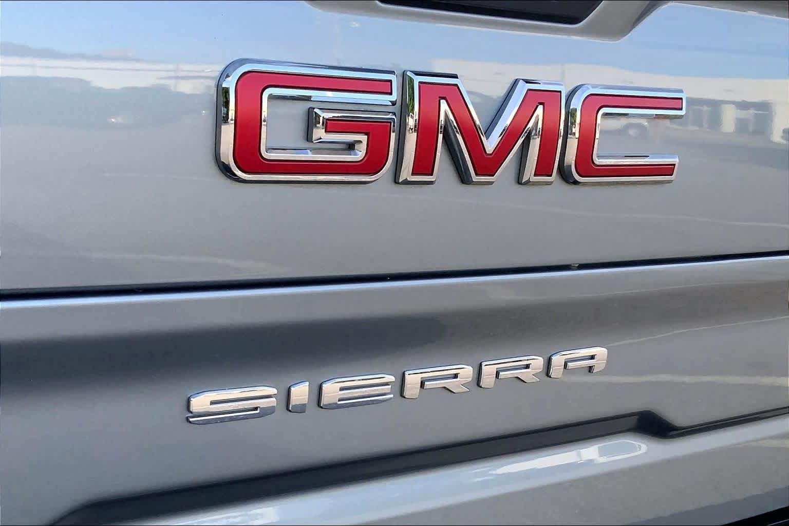 Used 2023 Sterling Metallic GMC SLT image 30