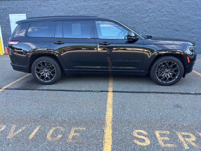 Used 2023 Diamond Black Crystal Pearlcoat Jeep Summit Reserve image 4