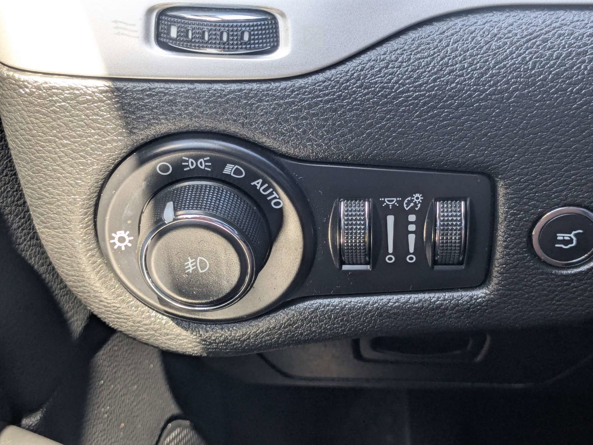 Used 2018 Light Brownstone Pearlcoat Jeep Latitude Plus image 29
