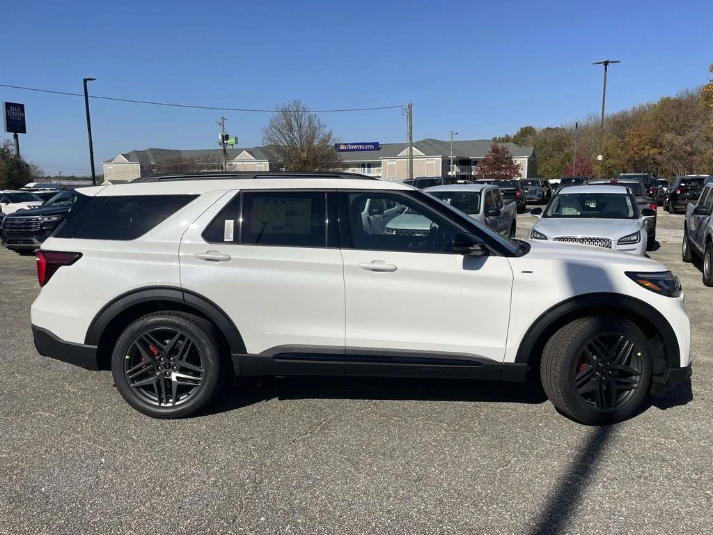 New 2026 Star White Metallic Tri-Coat Ford ST-Line image 2