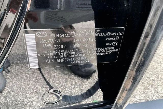 Used 2022 Black Hyundai SE image 16