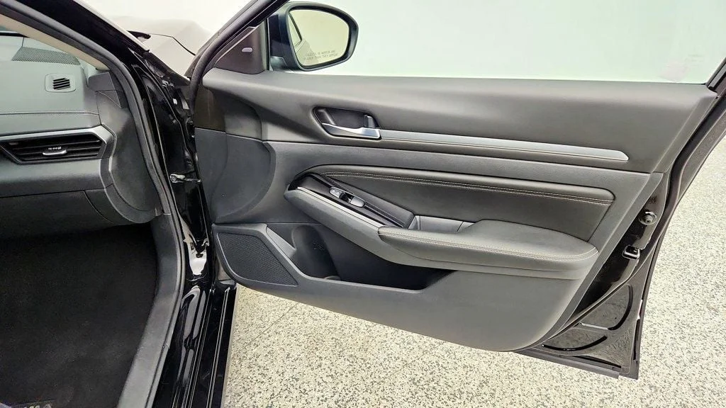Used 2022 Super Black Nissan 2.5 SV Sedan image 26
