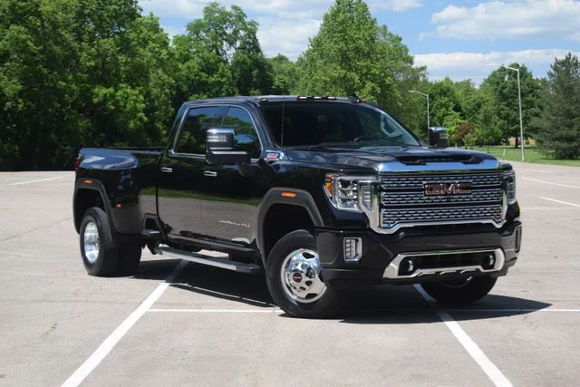 2022 GMC Sierra 4WD Crew Cab Long Box DRW Denali's photo