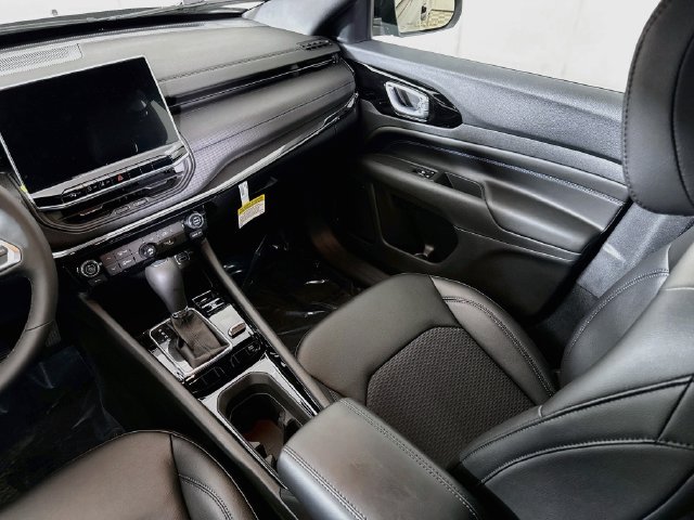New 2026 Diamond Black Crystal Pearl-Coat Exterior Paint Jeep Latitude image 21