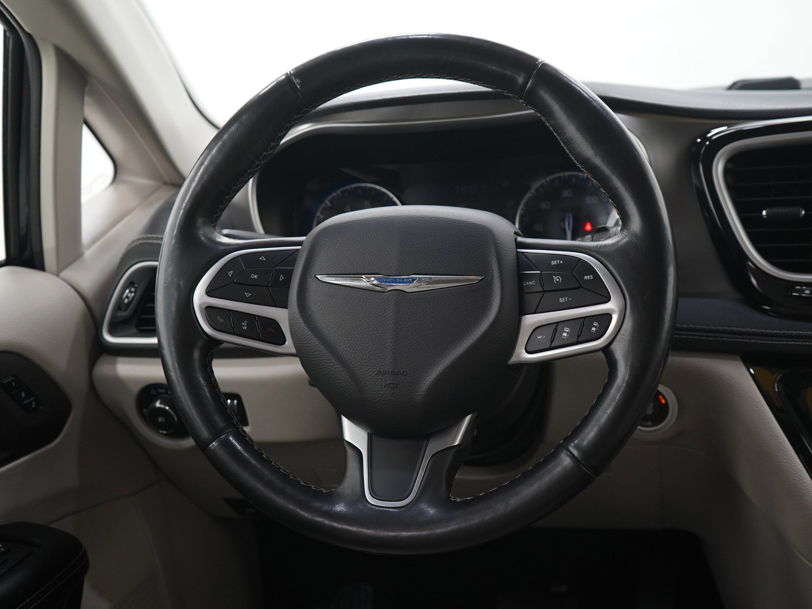 Used 2021 Brilliant Black Crystal Pearlcoat Chrysler Touring L FWD image 19