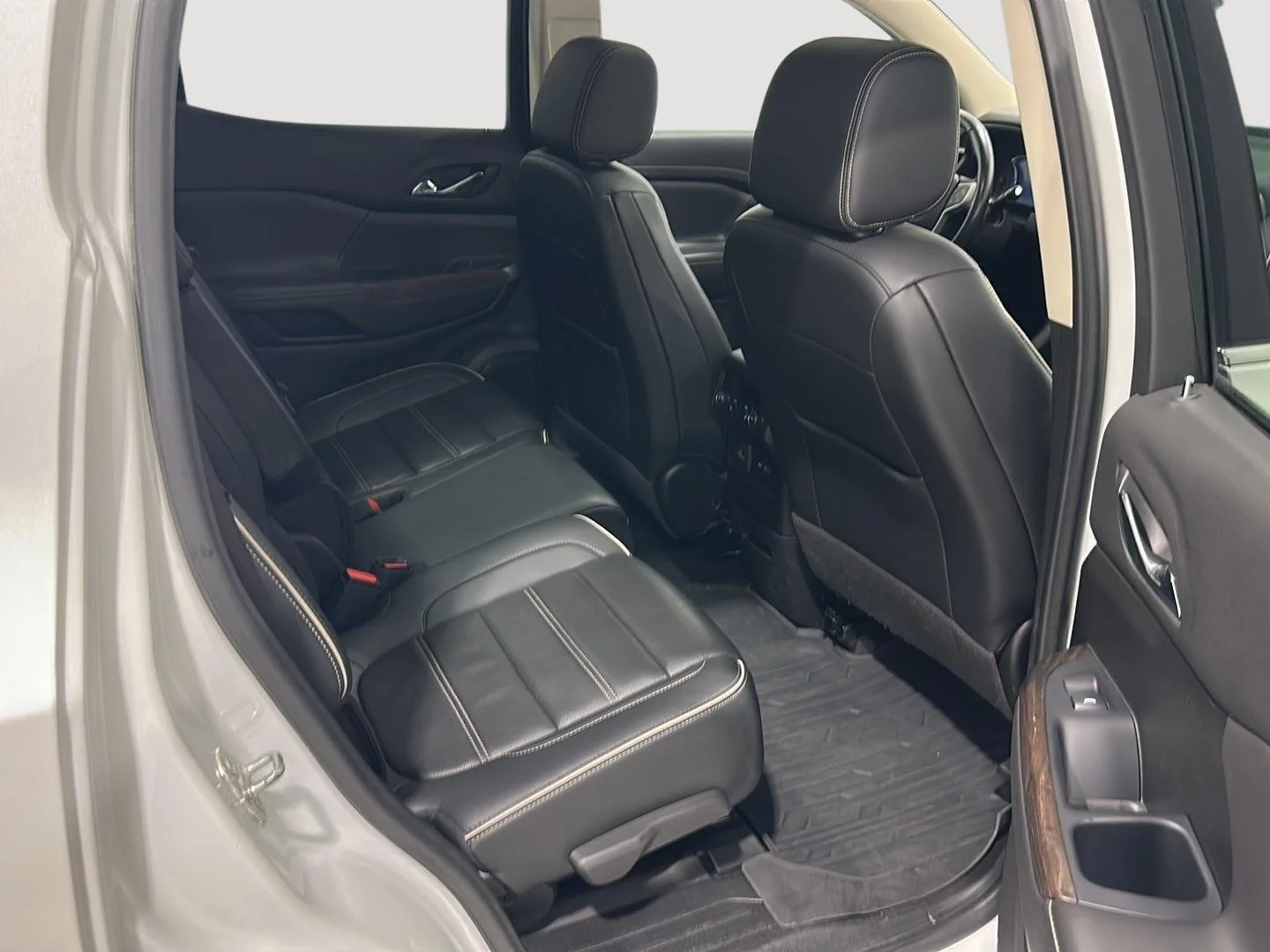 Used 2022 White Frost Tricoat GMC Denali image 27