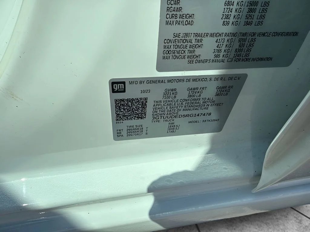 Used 2024 White GMC SLT image 31