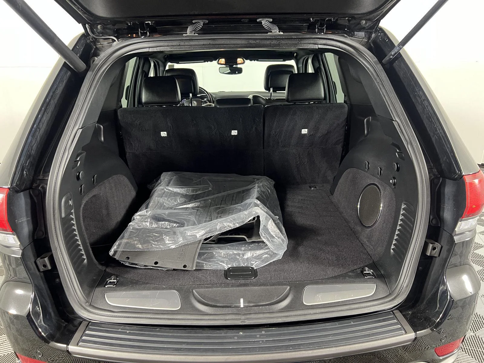 Used 2021 Diamond Black Crystal Pearlcoat Jeep Trailhawk image 23