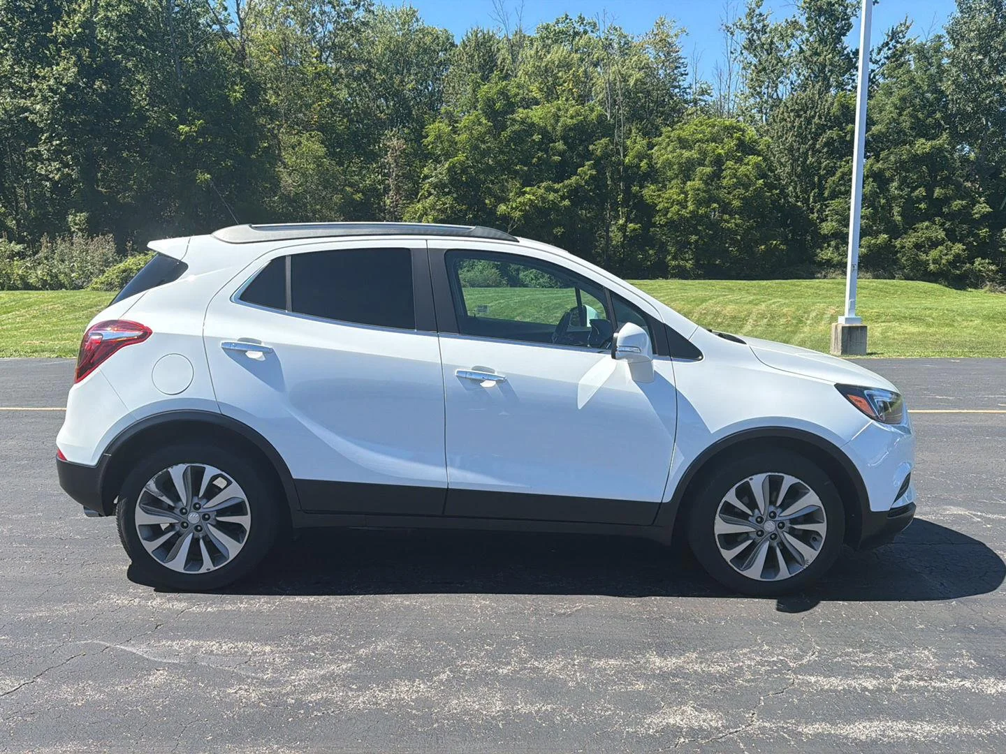 Used 2019 Summit White Buick Preferred image 4