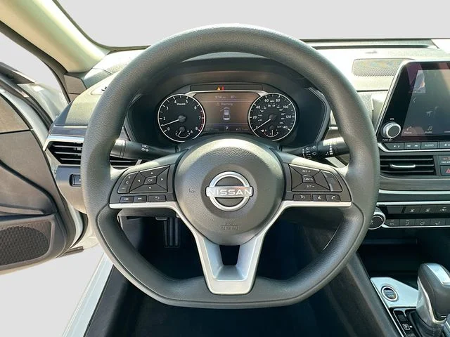 Used 2025 White Nissan 2.5 SV image 11
