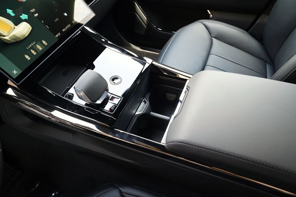 New 2026 Carpathian Grey Land Rover SE image 28