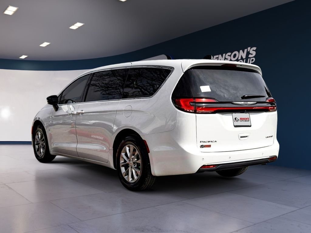 New 2026 Bright White Clear-Coat Exterior Paint Chrysler Limited image 5