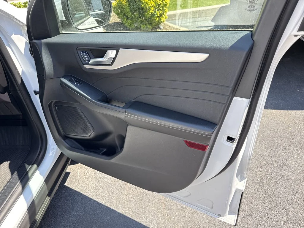 Used 2022 Oxford White Ford SEL image 31