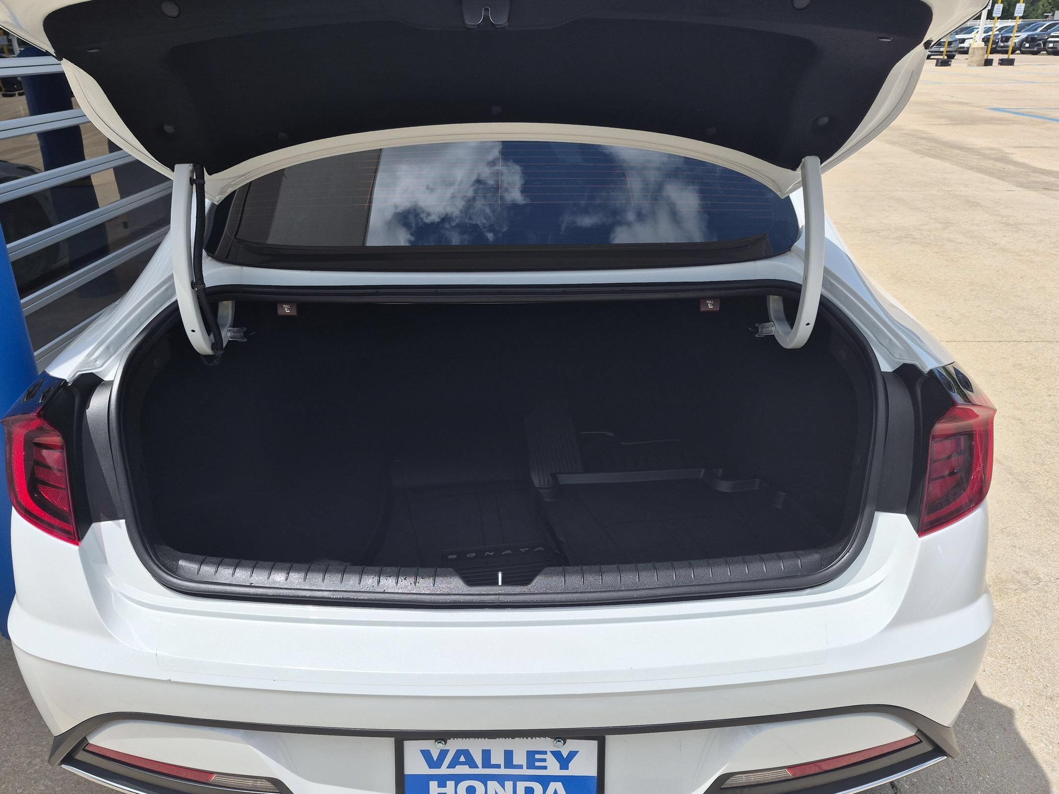 Used 2022 Quartz White Hyundai SE image 23